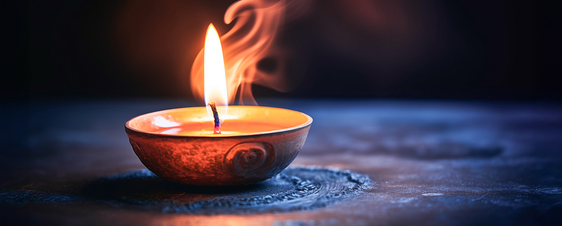 Braunglasfläschchen mit Kräutern im Gegenlicht