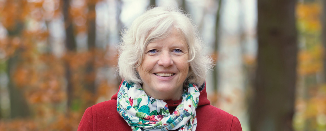 Heilpraktikerin Ulrike Mönkemöller beim Spaziergang im Wald